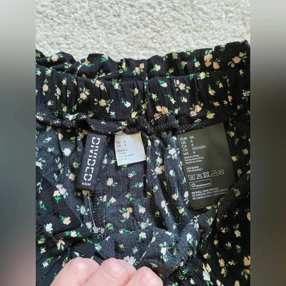 Black and cream flower shorts - Picture 4 of 4